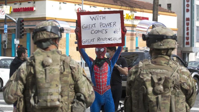 Spiderman-Batman Protes Pembunuhan George Floyd Sejumlah 'super hero' ikut berdemo memprotes kematian George Floyd. Dua di antaranya adalah Spiderman dan Batman.