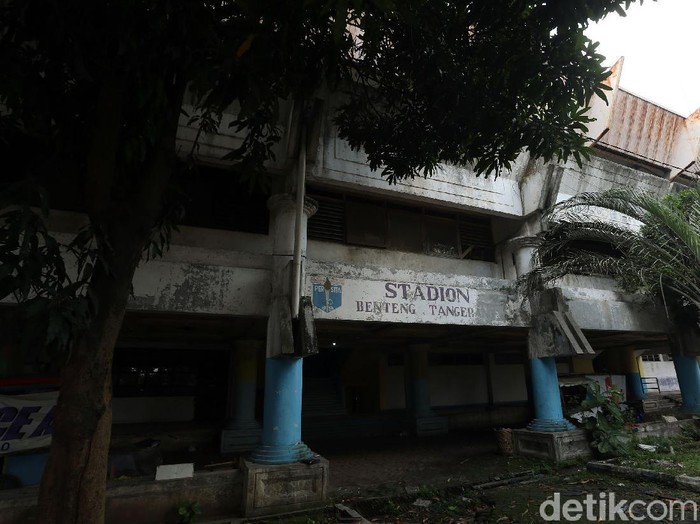 Plakat pemain-pemain Persita Tangerang di Stadion Benteng.