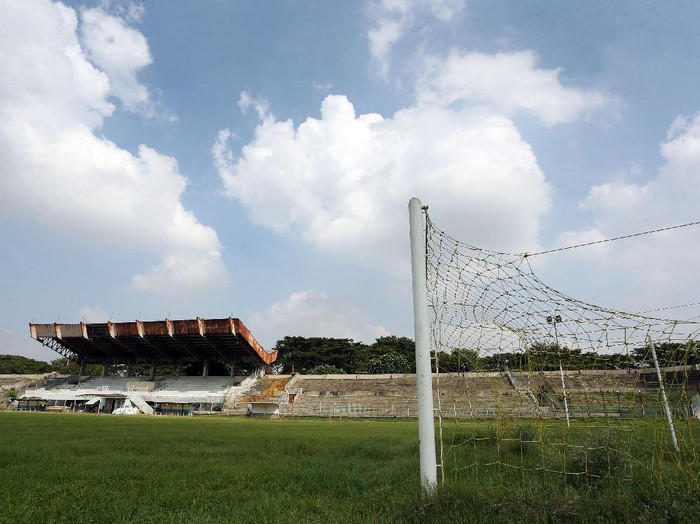 Pemandangan tribune di stadion Benteng.