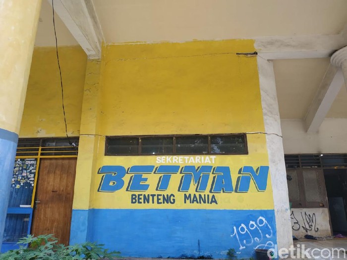 Plakat pemain-pemain Persita Tangerang di Stadion Benteng.