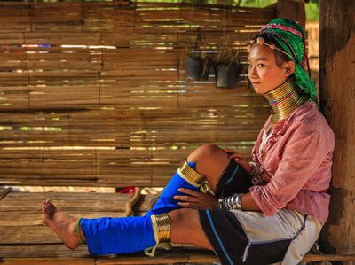 Melongok Perempuan Berleher Panjang di Thailand Utara