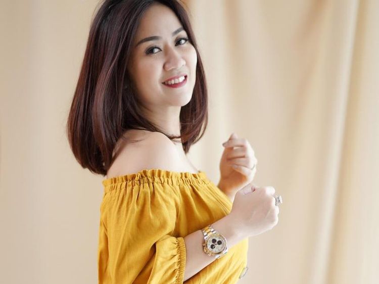 Cantik dan Seksi! Pose Tante Ernie Saat Ngemil dan Nikmati Floating Breakfast