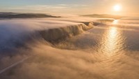 Ini dia penampakan air terjun berkabut yang mengalir ke laut di Pantai Jurassic.