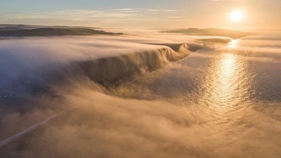 Terhipnotis Indahnya Air Terjun Berkabut di Dorset Inggris