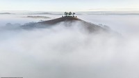 Tak berhenti sampai di situ, James juga mengabadikan selimut kabut di Colmers Hill yang menakjubkan.