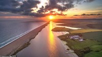 Masih di Pantai Chesil, momen matahari terbenam di kawasan ini sanggup membuat para pengunjung terhipnotis.
