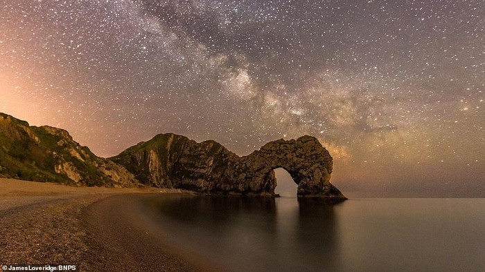 Terhipnotis Indahnya Air Terjun Berkabut di Dorset Inggris Fotografer dari Dorset, Inggris, memamerkan lansekap menakjubkan untuk mendorong wisatawan berlibur saat pandemi Corona berakhir. Penasaran?