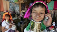 Suku Karen itu bukan suku asli Thailand. Karen pada awalnya tinggal di dataran tinggi Tibet. (AFP/PORNCHAI KITTIWONGSAKUL)