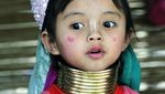Melongok Perempuan Berleher Panjang di Thailand Utara
