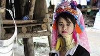 Perempuan Suku Karen piawai menenun. Salah satunya perempuan muda di foto saat sedang menenun kain tradisional di desa dekat Chiang Mai, Thailand utara. (AFP/PHILIPPE HUGUEN)