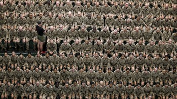 Juara kedua kategori Feature diraih Ryan Hageali. Menampilkan Korps Marinir AS Merekrut yang tengah melakukan kualifikasi renang di kolam pelatihan tempur di Depot Rekrut Korps Marinir, Pulau Parris. Foto: The Military Visual Awards