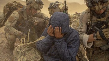 Chris Hibben mengabadikan suasana lathan petugas parasemen Angkatan Udara AS yang ditugaskan ke Regu Penyelamat ke-48 di Pangkalan Angkatan Udara Davis-Monthan. Foto: The Military Visual Awards