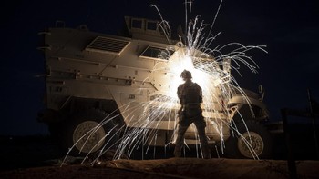 Masih karya Chris Hibben menampilkan latihan pra-penempatan petugas parasemen Angkatan Udara AS yang ditugaskan ke Regu Penyelamat ke-48 di Pangkalan Angkatan Udara Davis-Monthan Foto: The Military Visual Awards