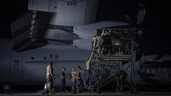 Karya Chris Hibben lainnya yang menampilkan Staf Angkatan Udara AS Sersan. Brandon King, seorang loadmaster yang ditugaskan ke Skuadron Airlift Ekspedisi ke-75 (EAS ke-75), melakukan pemeriksaan berjalan di sekitar C-130J Hercules, Camp Lemonnier, Djibouti, Foto: The Military Visual Awards
