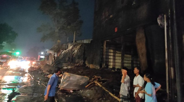 TKP gudang ban bekas di Kudus kebakaran