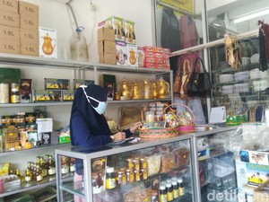 Toko Oleh-oleh Haji di Semarang Putar Otak Imbas Sepi Pembeli