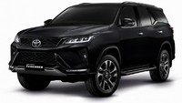 Sementara untuk varian Legender, punya kesan lebih kekar lantaran penambahan grill yang memiliki tampang lexus, serta desain baru LED headlight yang terintegrasi dengan lampu DRL. Foto: Toyota Thailand