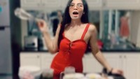 Terkadang, Vebrie juga sering merekam aksinya saat membuat kue. Paras cantiknya seringkali membuat netizen salah fokus. Foto: Instagram @vebrie_verona