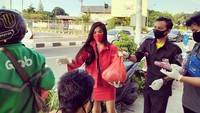 Vebrie Verona juga punya jiwa sosial yang tinggi. Di tengah pandemi ini ia ikut turun ke jalan untuk memberikan paket sembako. Foto: Instagram @vebrie_verona