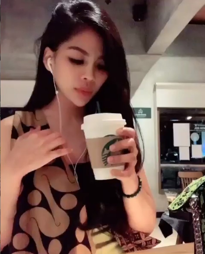 Vebrie Verona penyanyi dangdut yang jago bikin kue Vebrie Verona penyanyi dangdut yang jago bikin kue