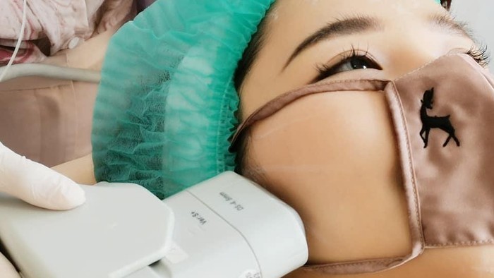 Waleerat Clinic Klinik kecantikan di Bangkok ciptakan masker kain khusus untuk facial.