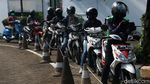 Warga Manfaatkan Layanan Drive Thru di Samsat Jakarta Timur