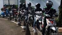Warga tampak antri di atas sepeda motor mereka.
