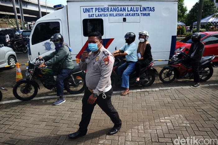 Samsat Jakarta Timur membuka layanan drive thru bagi warga yang akan membayar pajak kendaraan bermotor. Layanan ini banyak dimanfaatkan warga.