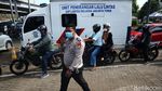 Warga Manfaatkan Layanan Drive Thru di Samsat Jakarta Timur