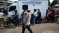 Layanan drive thru ini banyak dimanfaatkan karena mempermudah warga.