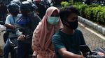 Warga Manfaatkan Layanan Drive Thru di Samsat Jakarta Timur