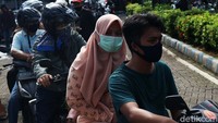 Layanan drive thru juga tetap menerapkan protokol kesehatan.