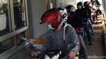 Warga Manfaatkan Layanan Drive Thru di Samsat Jakarta Timur