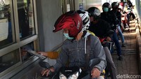 Pemohon diharuskan memakai masker.