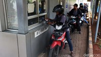 Warga membayar pajak dengan simtem drive thru Samsat Jakarta Timur.