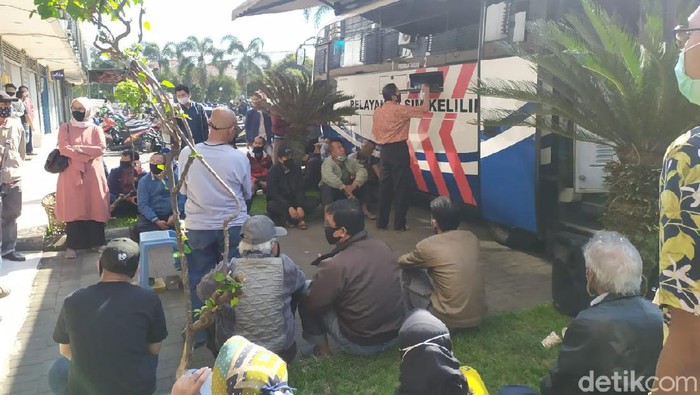 Warga membludak mengurus sim usai pelayanan mobile kembali beroperasi