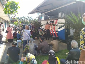Kembali Beroperasi, Warga Bandung Padati Mobil SIM Keliling