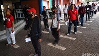 Antrian ini menerapkan physical distancing.