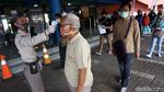Warga Antre Bayar Pajak di Samsat Jakarta Timur