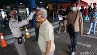 Warga yang akan membayar pajak diukur suhu tubuhnya sebelum memasuki area Samsat.
