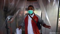 Mereka juga harus melewati bilik disinfektan.