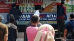 Warga Antre Bayar Pajak di Samsat Jakarta Timur