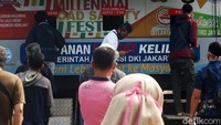 Warga tampak antri dengan tertib.