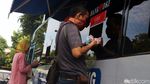 Warga Antre Bayar Pajak di Samsat Jakarta Timur
