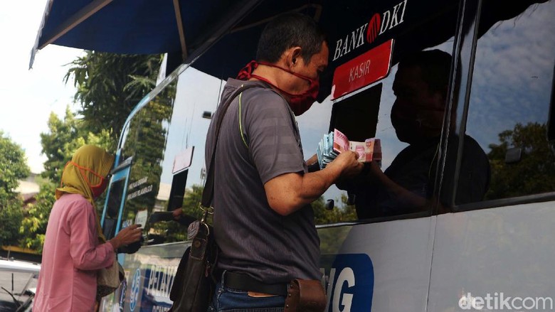 Warga Ramai Bayar Pajak di Samsat Jakarta Timur Loket pembayaran pajak di Samsat Jakarta Timur, Jakarta, telah dibuka. Begini suasananya.