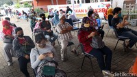 Kursi tunggu diatur untuk menjaga jarak.