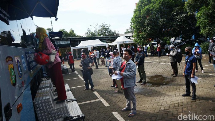Warga Ramai Bayar Pajak di Samsat Jakarta Timur Loket pembayaran pajak di Samsat Jakarta Timur, Jakarta, telah dibuka. Begini suasananya.