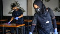 Selain memakai masker, para perkerja juga diwajabkan memakai sarung tangan selama bekerja.