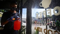 Setiap sudut di rumah makan disemprot disinfektan.