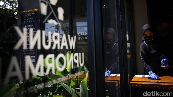 Pekerja di Warunk Upnormal, Depok, Jawa Barat, tegah melakukan persiapan menghadapi tatanan hidup baru atau New Normal, Kamis (4/5/2020).